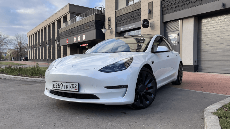 Аренда, прокат, каршеринг Tesla Model 3  Performance в Казани посуточно без водителя 