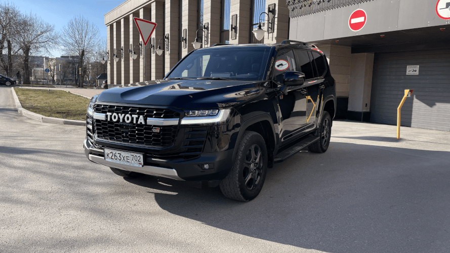 Аренда, прокат, каршеринг Toyota Land Cruiser 300 GR Sport в Казани посуточно без водителя 