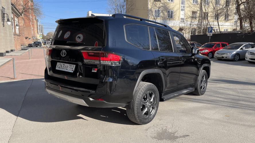 Toyota Land Cruiser 300 GR Sport 2022 (фото 2)