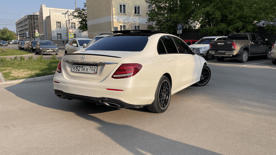 Mercedes-Benz E 200 AMG 2017 (фото 2)