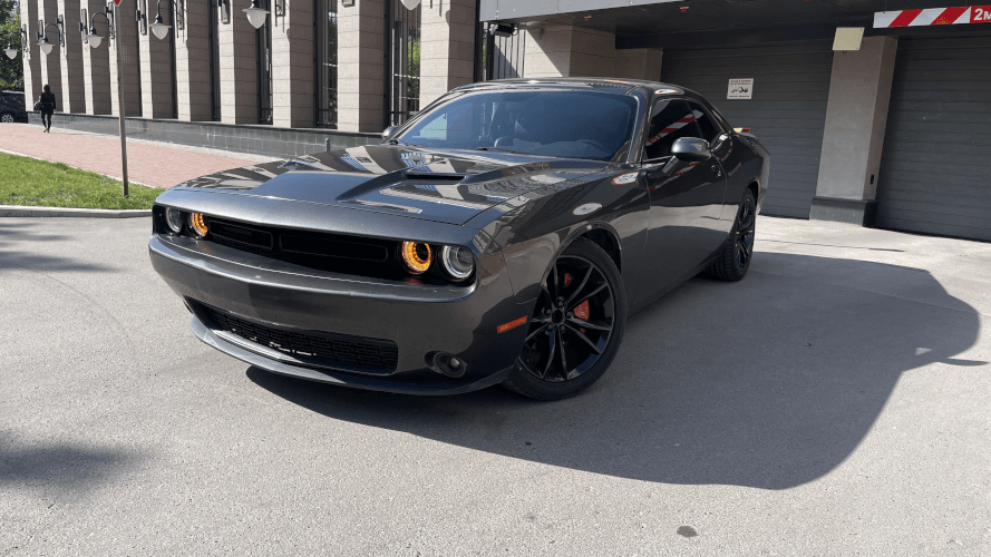 Аренда, прокат, каршеринг Dodge Challenger SRT в Казани посуточно без водителя 